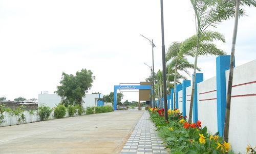 Road_view of real estate project Emerald City located at Uruli-kanchan, Pune, Maharashtra